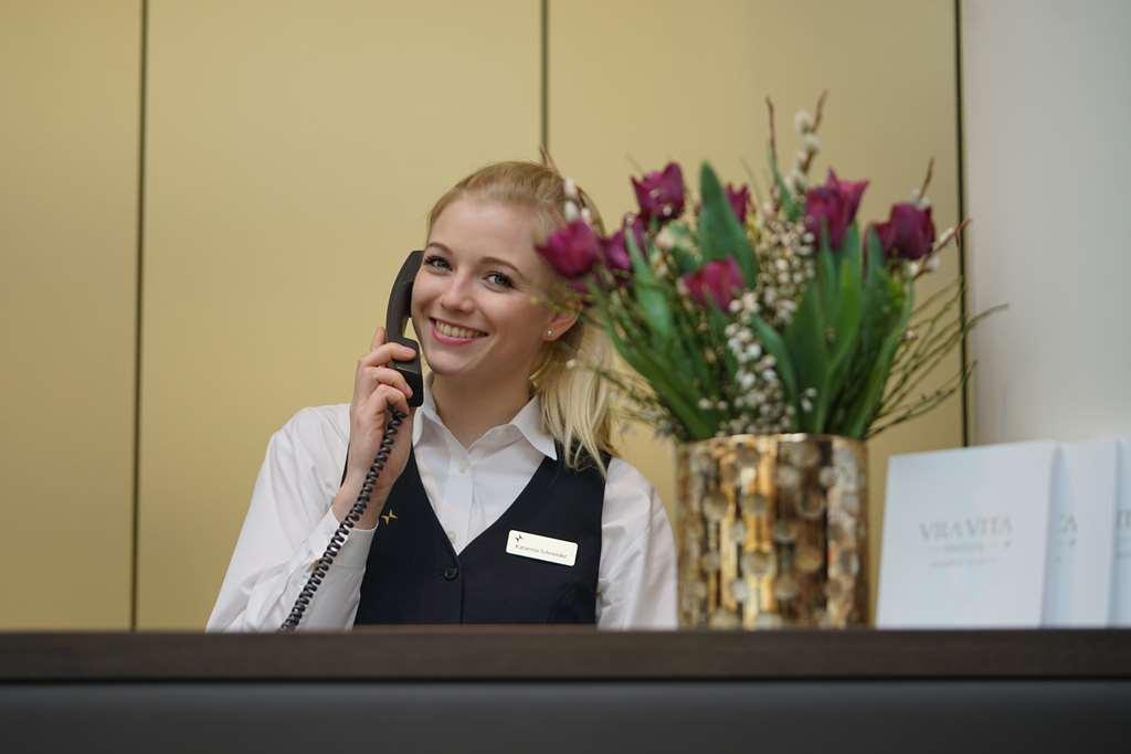 维拉维塔罗森公园酒店 Marburg 内观 照片 A receptionist at the front desk of a hotel