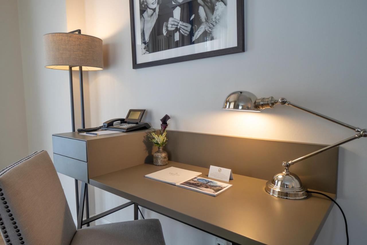 维拉维塔罗森公园酒店 Marburg 外观 照片 A desk with a lamp