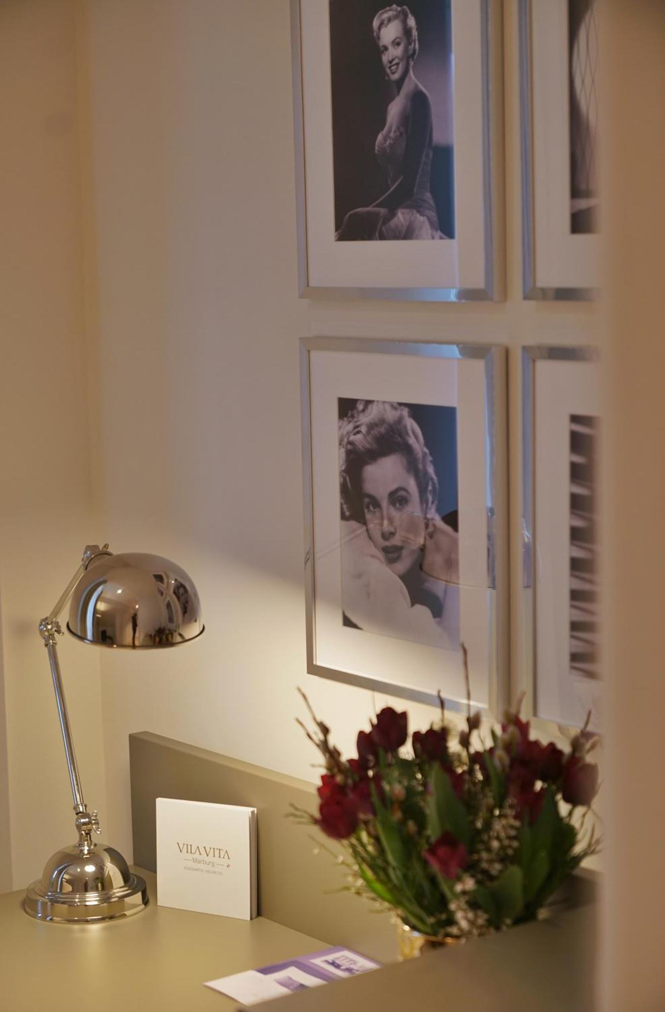维拉维塔罗森公园酒店 Marburg 客房 照片 A photograph of Audrey Hepburn by Allan Allan Warren